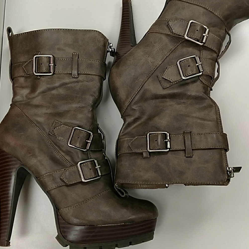 Mid calf heeled bootie